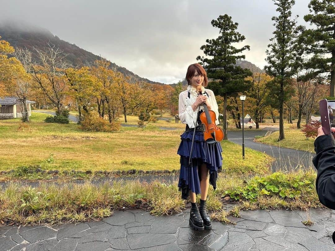 AYASAさんのインスタグラム写真 - (AYASAInstagram)「⛰ ヴァイオリニストAyasaが奏でるソロコンサート in 奥大山鏡ヶ成🎻 (2023.10.29)  お久しぶりの鳥取での演奏✨ お天気&気候的に屋内での開催にはなってしまいましたが、大自然を感じながら大好きな楽曲たちを沢山弾けて楽しかったです🥰🎻 お近くの方も、遠路はるばるお越し下さった方々も本当にありがとうございました✨また来られますように⛰✨ ・ ・ #奥大山 #鏡ヶ成キャンプ場 #鳥取  #Ayasa #バヨリン弾き #violinist #violin #5弦バイオリン #gliga」11月21日 4時01分 - ayasa_doya