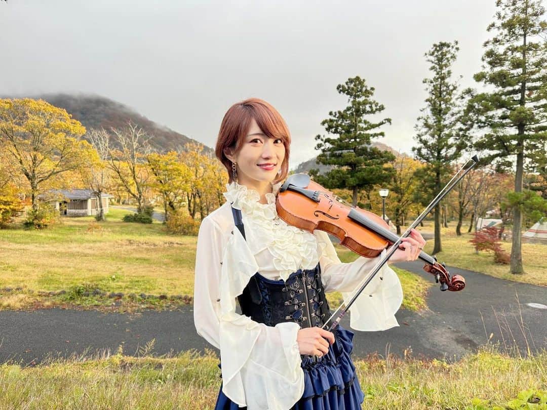 AYASAさんのインスタグラム写真 - (AYASAInstagram)「⛰ ヴァイオリニストAyasaが奏でるソロコンサート in 奥大山鏡ヶ成🎻 (2023.10.29)  お久しぶりの鳥取での演奏✨ お天気&気候的に屋内での開催にはなってしまいましたが、大自然を感じながら大好きな楽曲たちを沢山弾けて楽しかったです🥰🎻 お近くの方も、遠路はるばるお越し下さった方々も本当にありがとうございました✨また来られますように⛰✨ ・ ・ #奥大山 #鏡ヶ成キャンプ場 #鳥取  #Ayasa #バヨリン弾き #violinist #violin #5弦バイオリン #gliga」11月21日 4時01分 - ayasa_doya