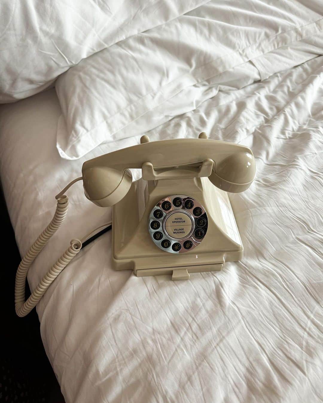 ガラ・ゴンザレスのインスタグラム：「Bla,bla,bla…. 📞」