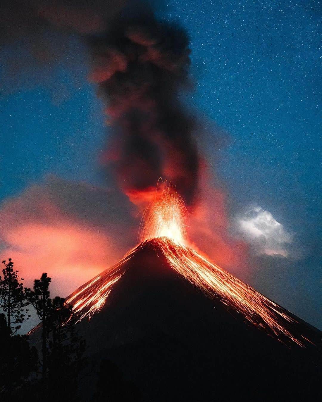 Discover Earthさんのインスタグラム写真 - (Discover EarthInstagram)「Memorable morning moments 🌌🌋✨  📍 Guatemala  🇬🇹 #DiscoverGuatemala with @melzagers」11月21日 4時03分 - discoverearth
