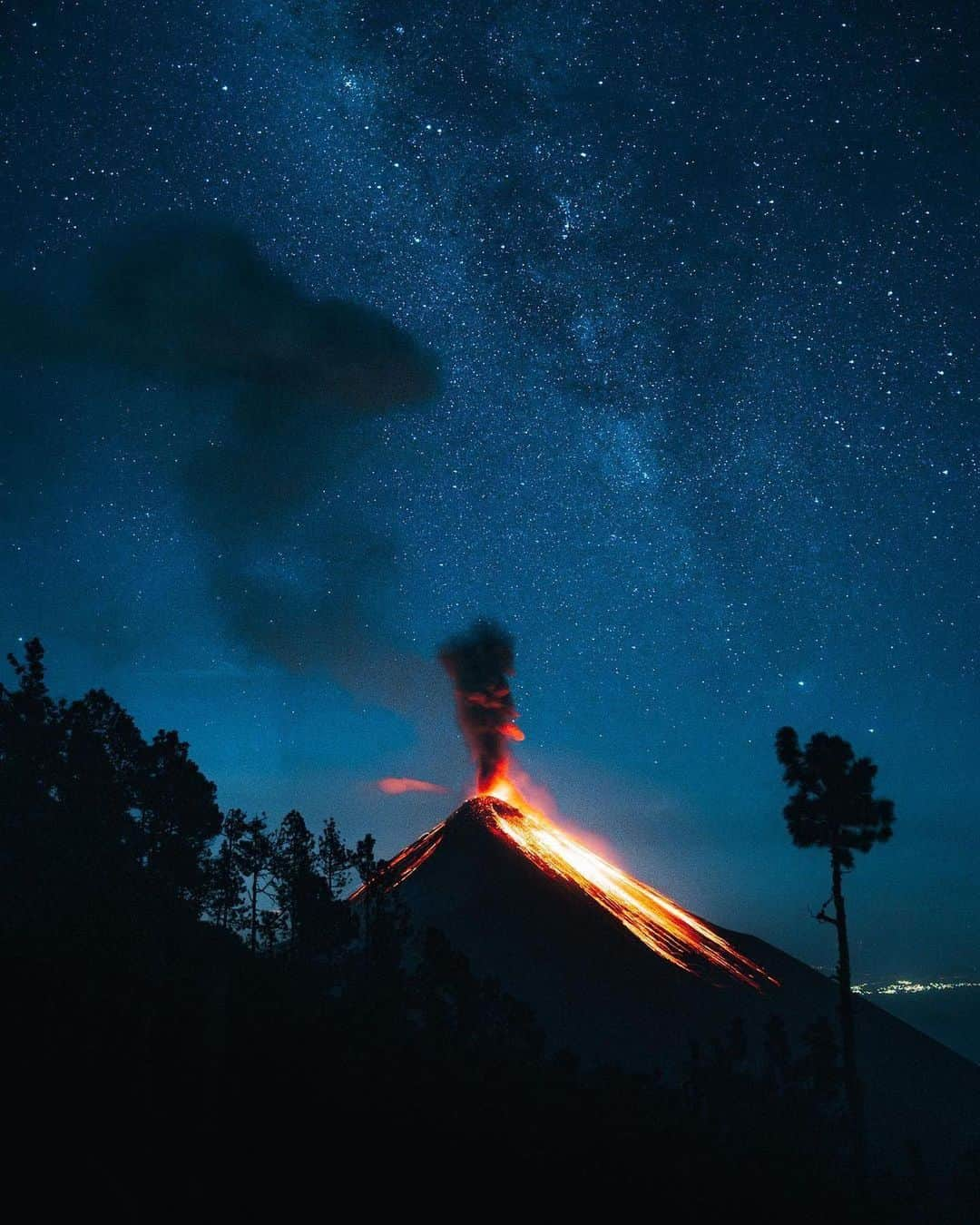 Discover Earthのインスタグラム：「Memorable morning moments 🌌🌋✨  📍 Guatemala  🇬🇹 #DiscoverGuatemala with @melzagers」