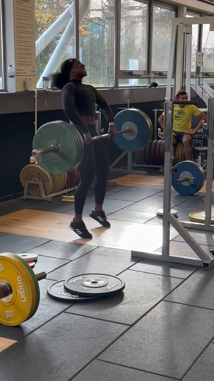 Kristal AWUAHのインスタグラム：「NEW CLEAN PB IN THE GYM TODAY!!🙌🏾🤩 100KG (220lbs)  So happy!! My first attempt was good but I didn’t quite catch the bar 🫠 so I went straight back in 🤩 i know y’all ain’t seen 100kg move that quick👀  P.s. I love my training group 🥹🥰」