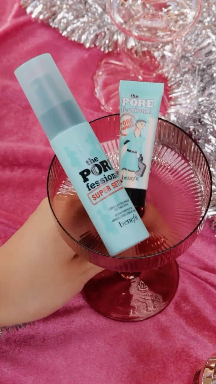 Benefit Cosmeticsのインスタグラム：「The POREfect gift for anyone on your list 💝 Shake up the holiday season with our North Pore Kit! Prime & set with the smoothing #POREfessional Face Primer and lasting #POREfessional Super Setter!⁠ ☃️ ⁠ Let the festivities begin and get yours at @ultabeauty now! 🛍️⁠ ⁠ #benefitcosmetics #holiday #deals #blackfriday」