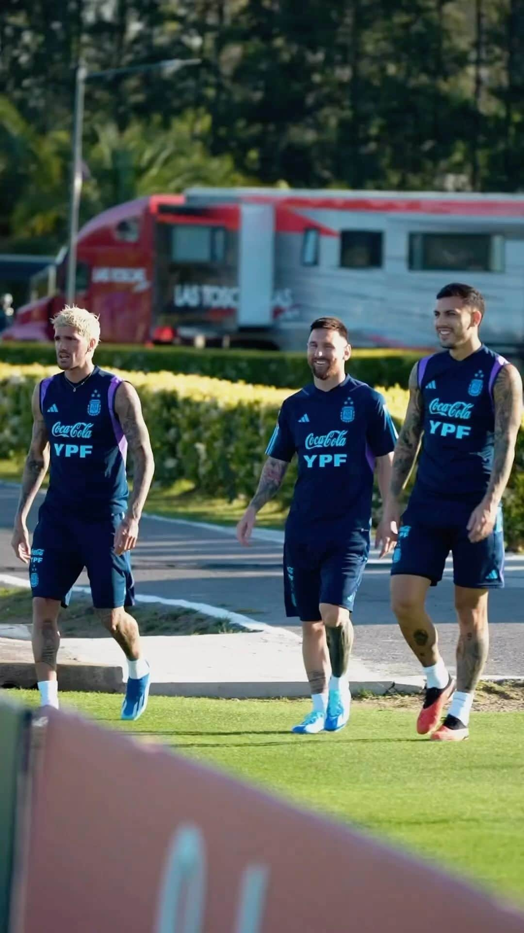 レアンドロ・ダニエル・パレデスのインスタグラム：「Hasta pronto Argentina 💙🇦🇷👊🏽  Mañana todos juntos 🔜🇧🇷⚽️ @afaseleccion」