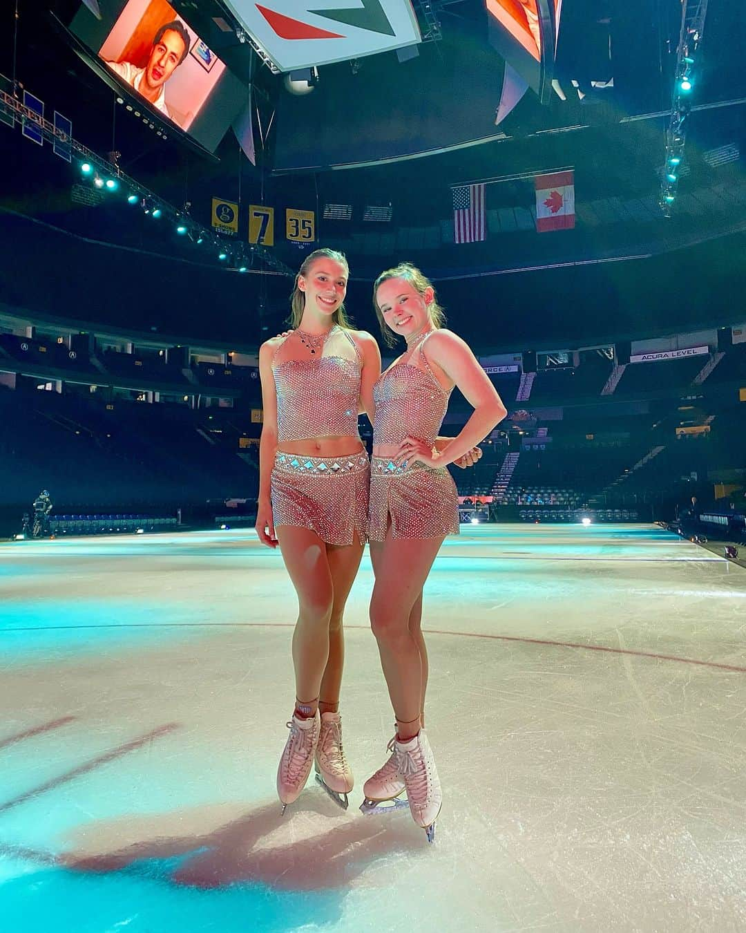 ポリーナ・エドモンズのインスタグラム：「Girlie pops 🤝 sparkles @mariahsk8rbell   Had such a blast this weekend in Nashville at @teamscottcares Scott Hamilton and Friends live music benefit show🤍   An honor to skate for such an important cause alongside so many incredible performers! 90s country is now stuck in my head🫶  #figureskating #figureskater #iceskating #iceskater #sparkly #benefitshow #nashville」