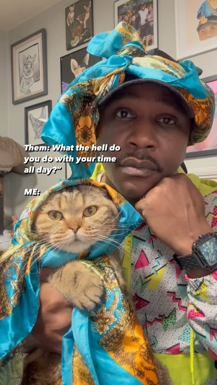 MSHO™(The Cat Rapper) のインスタグラム：「Had to relax and have some one on one time!! No matter what it looks like I’m ALWAYS BUSY WITH MY KIDS!!! Only cat people understand this! Whos with us!?!? Don’t forget to spend time with your KIDS!!! 😺❤️🌎 #TheCatRapper #LilParmesan #CatMan #CatMom #CatDad #MoGang」