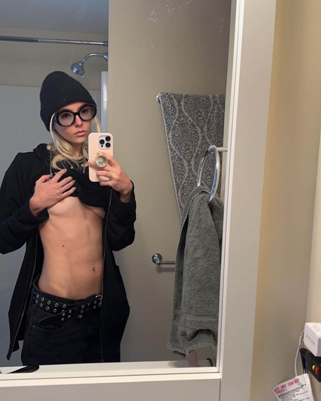 テイラー・モンセンのインスタグラム：「Write, Workout, Ponder, Repeat. #grrmondays🐻」