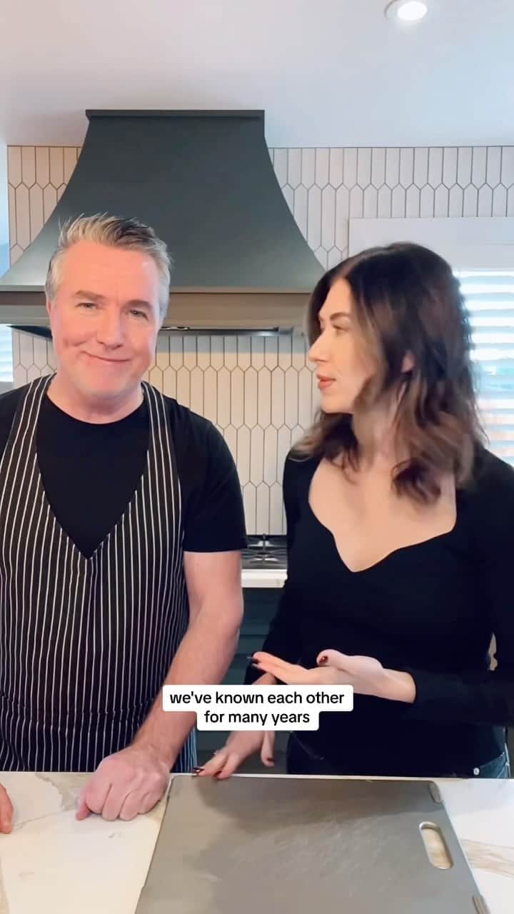 ジュエル・ステイトのインスタグラム：「My best bud, my old roommate, and my costar twice over: Paul McGillion 😍 Stay tuned for our virtual cooking class in the New Year! No, for real.  Halibut burgers 2 halibut fillets, 6 oz each, skin removed  1 tbsp salted butter  1 tbsp extra virgin olive oil  Fresh focaccia   Tarter sauce 2 tbsp mayo 1 tsp Dijon 1 tbsp relish A dash of Tabasco  Coleslaw 1 cup coleslaw mix (shredded cabbage and carrots) Juice of half a lemon 1 tbsp white wine vinegar 1 tsp good quality olive oil  Salt and pepper to taste   Quick Salad Dressing  1 tsp Dijon 1 tsp maple syrup 1 tsp balsamic vinegar 2 tbsp good quality olive oil  Mix up the ingredients for the tartar sauce in a bowl and set aside.  Mix up the ingredients for the coleslaw and set aside.  Season the fish with salt and pepper. Heat a medium sized frying pan over medium high heat. Add the butter and olive oil and fry the fish three minutes a side, basting with the butter and olive oil in the pan as you go.  To assemble, spread the tartar sauce on toasted focaccia. Top with halibut, coleslaw, and sliced avocado.   #amateurkitchen」