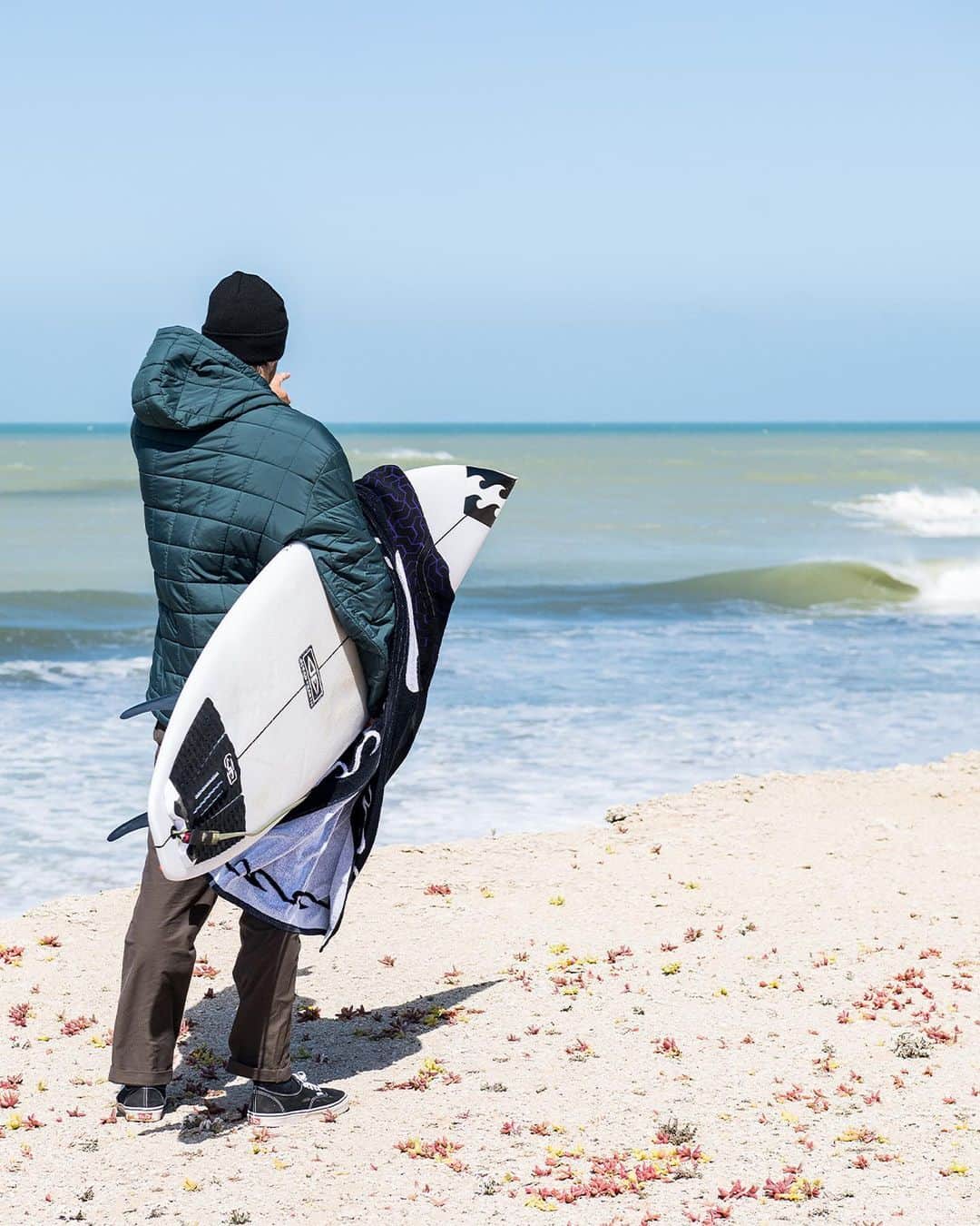 ビラボンのインスタグラム：「Add purpose to your journey.  Meet the all-new A/Div Journey Puffer, trusted by @ryancallinan. This insulated zip-up jacket featuring a DWR coating for water resistance is ready for extreme conditions, and is made from recycled materials. ♻️  Tap into our link in bio to explore our latest range of Adventure Division, purpose-built outdoor gear.  #BillabongAdventureDivision」