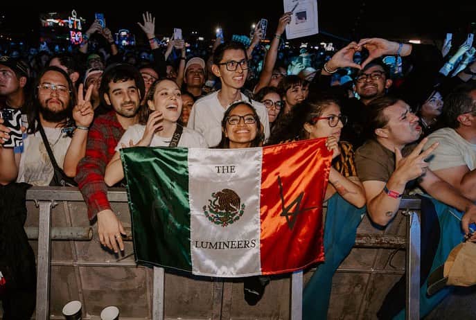 The Lumineersさんのインスタグラム写真 - (The LumineersInstagram)「What an insane way to cap off 2+ years of touring! Loved every fan that sang and danced with us along the way. You guys are the best. Can’t wait to do it with you again soon! 🇲🇽🇲🇽🇲🇽🇲🇽  📸: @rkdeeb」11月21日 4時56分 - thelumineers