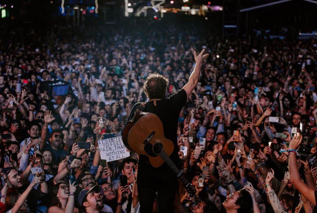 The Lumineersさんのインスタグラム写真 - (The LumineersInstagram)「What an insane way to cap off 2+ years of touring! Loved every fan that sang and danced with us along the way. You guys are the best. Can’t wait to do it with you again soon! 🇲🇽🇲🇽🇲🇽🇲🇽  📸: @rkdeeb」11月21日 4時56分 - thelumineers