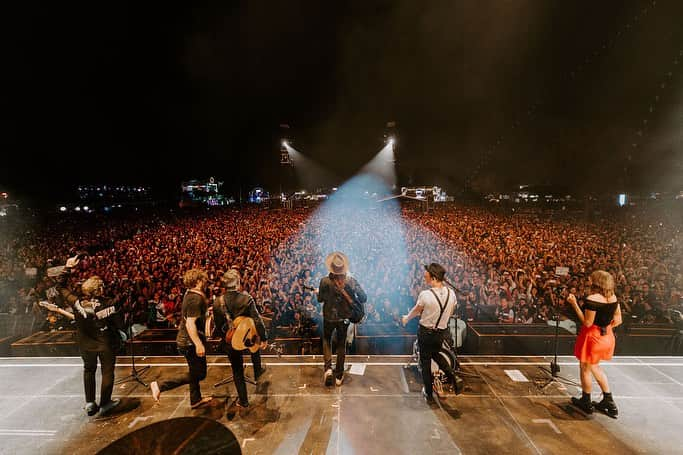 The Lumineersのインスタグラム：「What an insane way to cap off 2+ years of touring! Loved every fan that sang and danced with us along the way. You guys are the best. Can’t wait to do it with you again soon! 🇲🇽🇲🇽🇲🇽🇲🇽  📸: @rkdeeb」