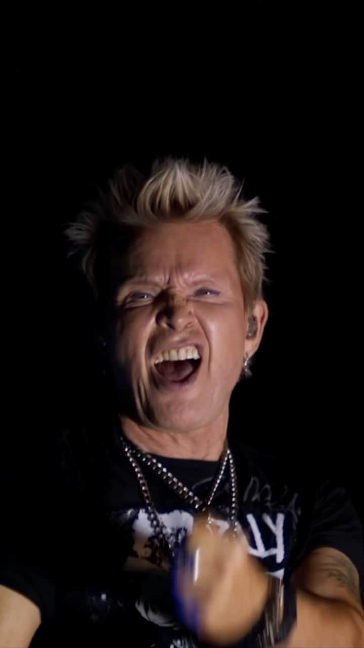 ビリー・アイドルのインスタグラム：「Don’t miss the global online premiere of @BillyIdol’s State Line streaming on @Veeps November 25, including two exclusive sets of Billy Idol’s iconic hits, a full band concert at sunset with special guests, and an acoustic duo set on the roof of the powerhouse at the foot of Hoover Dam. Get Access to this incredible event now at the link in bio.」