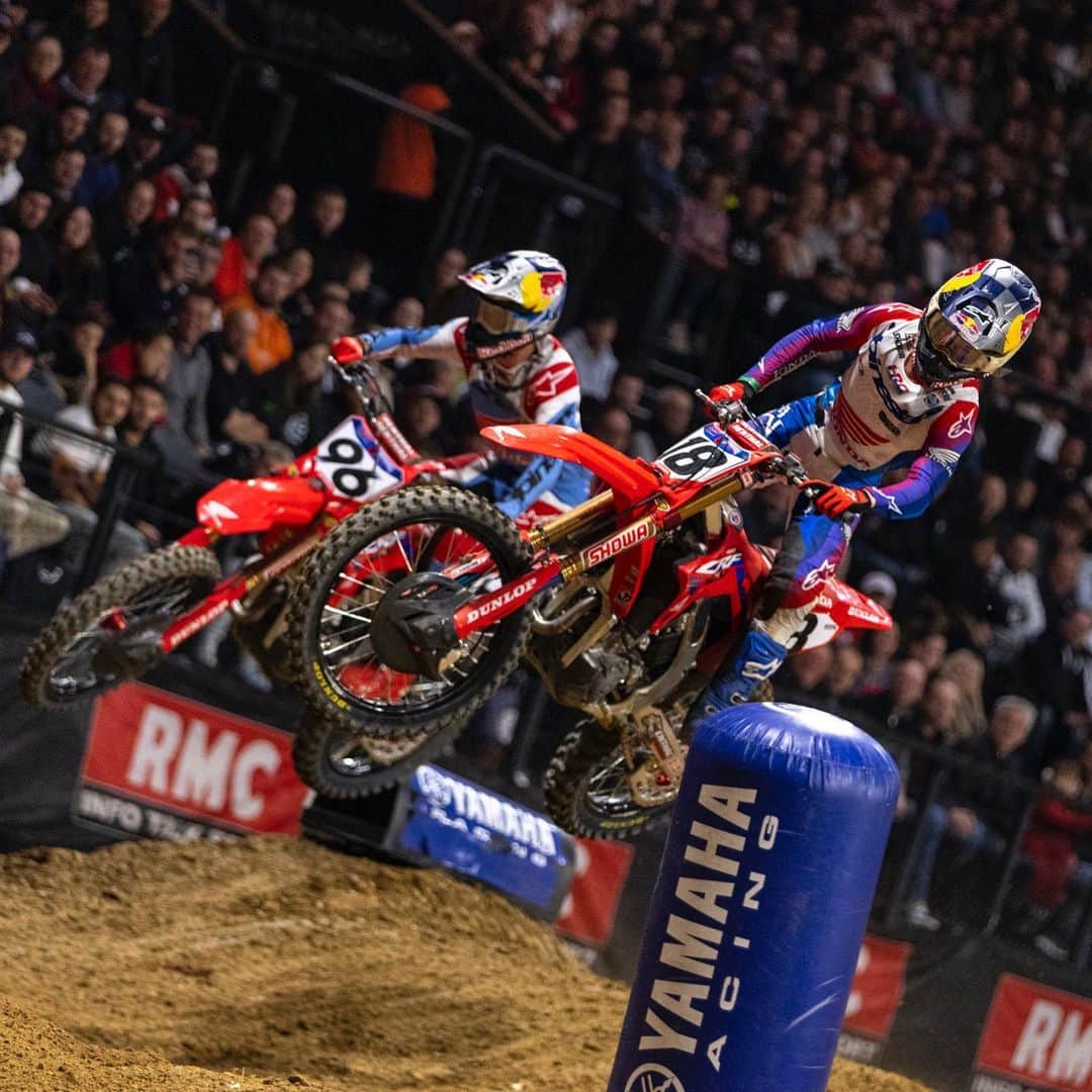 Racer X Onlineのインスタグラム：「In Paris, Hunter and Jett finally raced on 450s, and it was close! After a few last-lap-last-turn battles, and even Jett knocking Hunter down after the whoops, they're still good. Said Hunter: "After [the race], he was pissed at himself because he said he got kicked out of the whoops and kind of [messed] up. So, he said that's what happened. I haven't seen it yet, but that's what happened, we're good enough to know that we're not gonna lie to each other, you know? So, yeah, it is what it is, whatever. I'm sure he'll be on the the short end of the stick sometimes somewhere in the future. That's racing."」