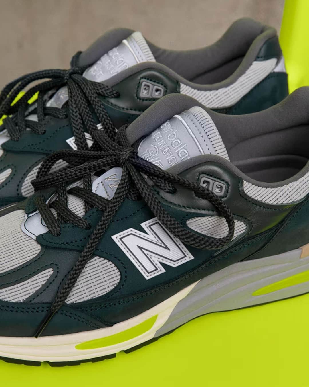 HYPEBEASTさんのインスタグラム写真 - (HYPEBEASTInstagram)「@patta_nl has reunited with @newbalance to deliver a duo of 991v2s.⁠ ⁠ Following the release of the Stone Island collaboration alongside a number of general-release colors, this new offering arrives in "Sea Moss" and "Pickle Beat." Design-wise, Patta has embraced the technical evolution of the classic 991 silhouette, complementing the shoe with nubuck, leather, and mesh across the upper, while a rubberized surface hits both iterations. ⁠ ⁠ Additionally, the sneakers are accented at the outsole and midsole with a fluorescent shade of yellow, which highlights the new features, FuelCell, and re-engineered ABZORB SBS pods. Look for the shoes to arrive on December 1.⁠ Photo: Patta」11月21日 4時50分 - hypebeast