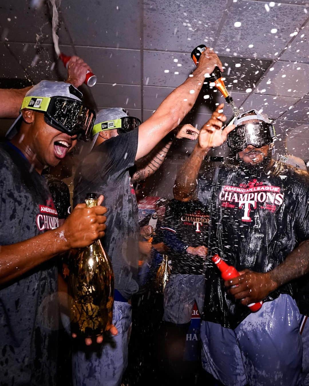 テキサス・レンジャーズのインスタグラム：「Thinking about champagne showers today 🍾」