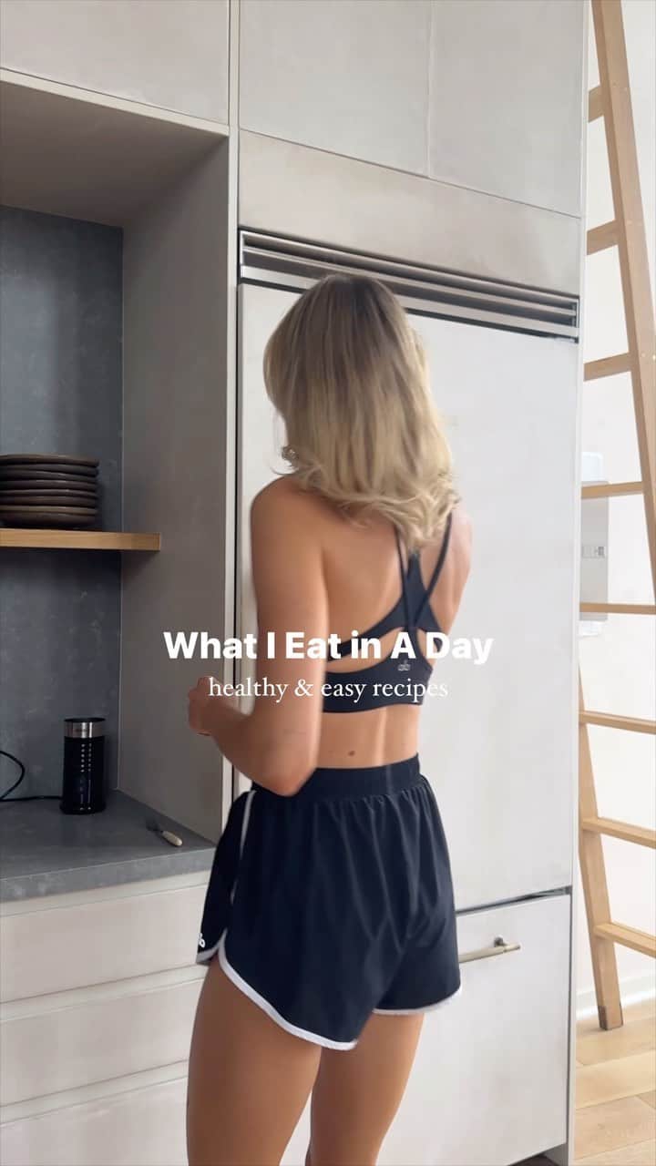 サンヌ・ヴロートのインスタグラム：「Hope this WIEIAD can give you some new meal inspo! All home cooked meals that fuel and nourish my body.  Morning: Hydration & Water!  Breakfast: Protein Whip Bowl with strawberries, greek yoghurt & almond butter + @nekohama matcha Lunch: Grilled Chicken with Quinoa Cucumber Salad, Romesco Sauce & Arugula  Snack: @middaysquares Chocolate Protein Bar Dinner: Grilled Chicken Sausage, White Rice & Cabbage Slaw Evening: @beam Sleep Blend Tea  All these recipes are quick, simple and easy to make from the @soulsyncbody app.」