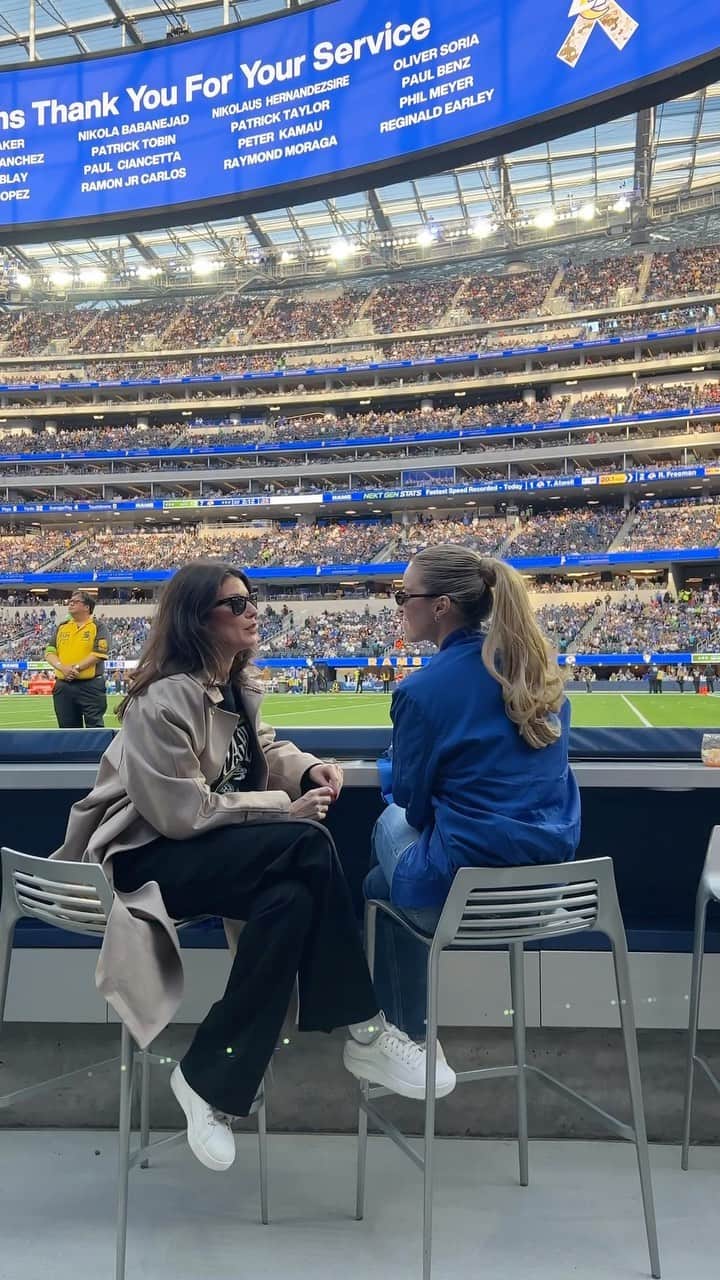 アレクサ・ロジーのインスタグラム：「love a sideline gossip session」