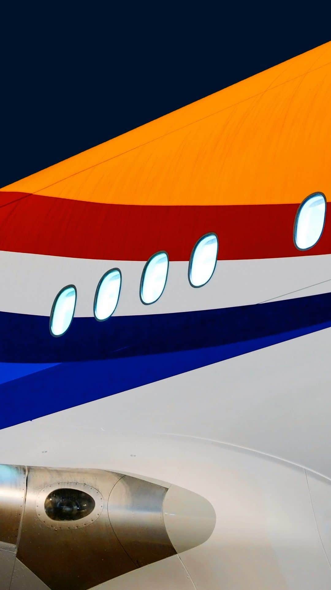 KLMオランダ航空のインスタグラム：「Look at her! 😍 Our beloved Orange Pride shines in a stunning new orange coat at Schiphol Airport 🧡💙   #KLM #OrangePride #Schiphol #bva #boeing777 #avgeek #livery」