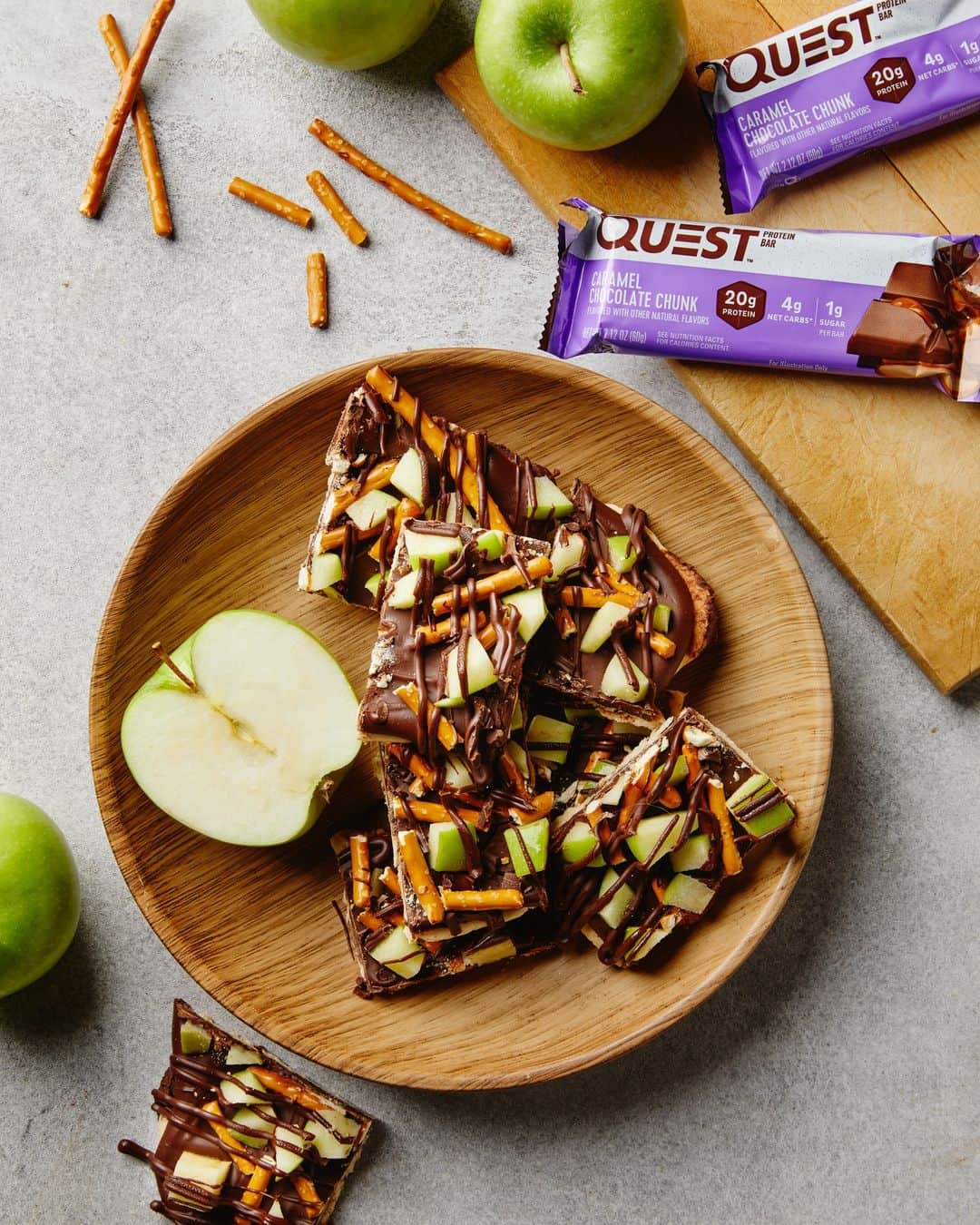 questnutritionのインスタグラム：「Questified Chocolate Caramel Almond Bark 😍😋🤌 • 👉 FULL RECIPE LINK IN BIO (swipe left to 2nd card)👈 • Per serving: 4g protein, 15g carb, 5g fat. (6g net carbs) #OnaQuest #QuestNutrition #QuestBar」