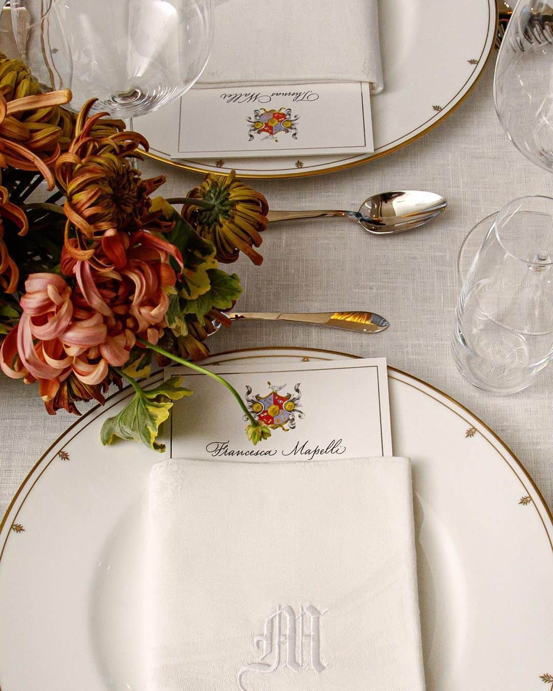 ティファニーのインスタグラム：「A closer look at our dinner at The Landmark in New York City. Artistic Director of Tiffany Home @thelsd referenced our 186-year heritage when designing her upcoming Tiffany Crest collection, which features a shield motif inspired by iconic symbols of the House. Link in bio. #CabanaN20 #TiffanyAndCo」