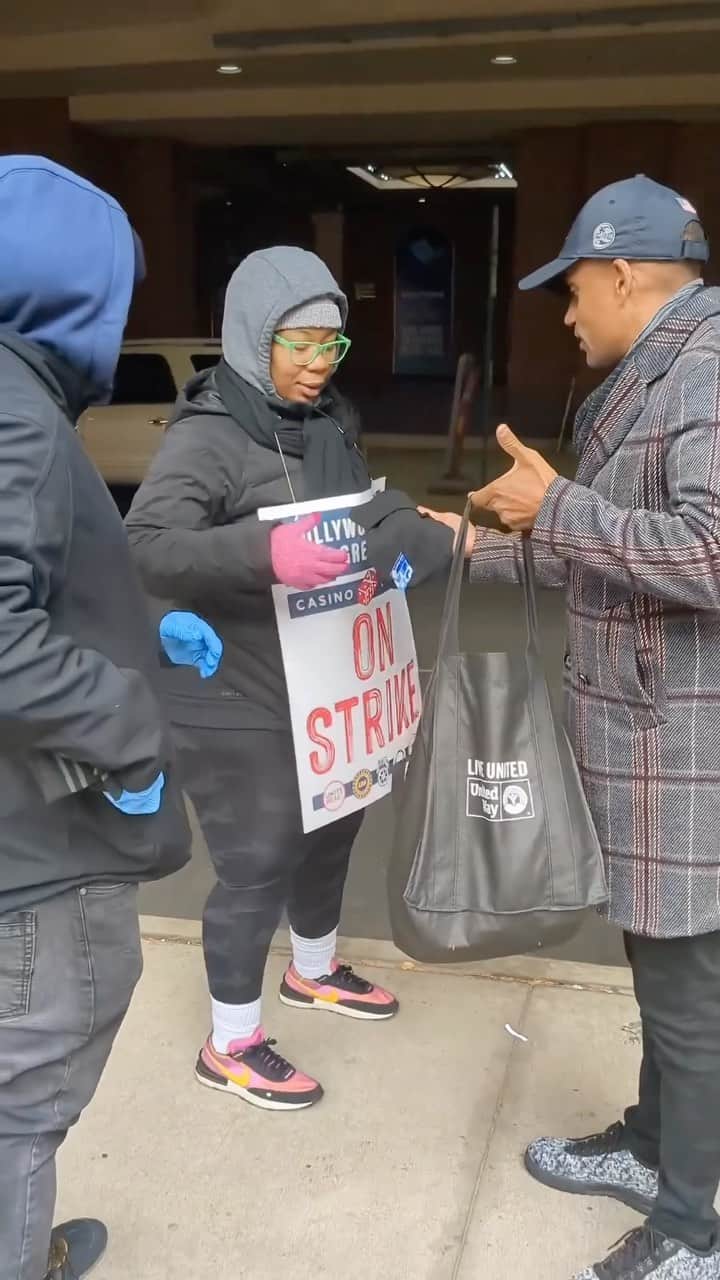 ヒル・ハーパーのインスタグラム：「Big news from the casino strike front! The Hollywood Casino at Greektown and MotorCity Casino have reached a historic five-year agreement covering 2,800 employees, marking the largest wage increases in Detroit’s 23-year casino history! Proud to see so many workers across so many industries standing up for better pay and working conditions. MGM Grand employees are still on strike and still need our solidarity and support. Remember, when we stand united, no battle is too big. When we fight, we win!   #UnionStrong #CasinoStrikeVictory #DetroitProud #FairWages #HollywoodCasino #MotorCityCasino #WhenWeFightWeWin」