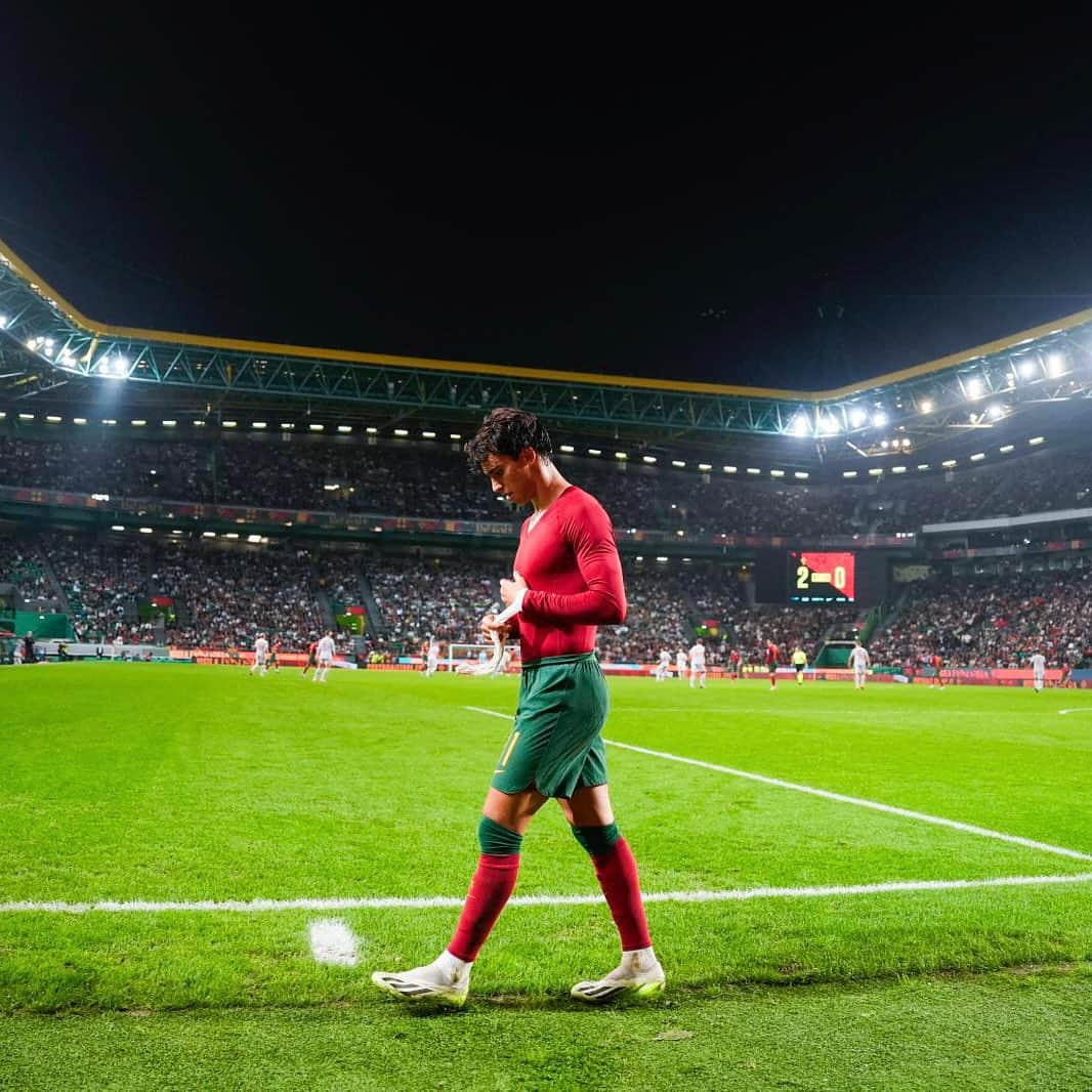 ジョアン・フェリックスのインスタグラム：「International break 🇵🇹💆🏽‍♂️」