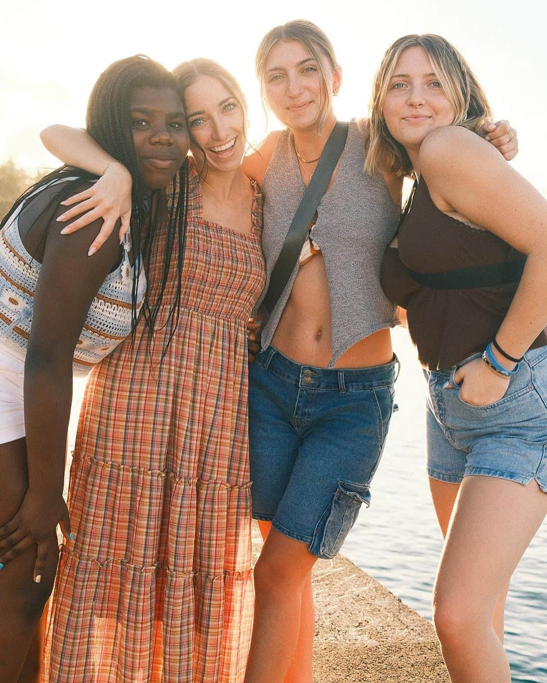 Brooklyn and Baileyのインスタグラム：「Golden hour pics with 4/5 sisters💕」