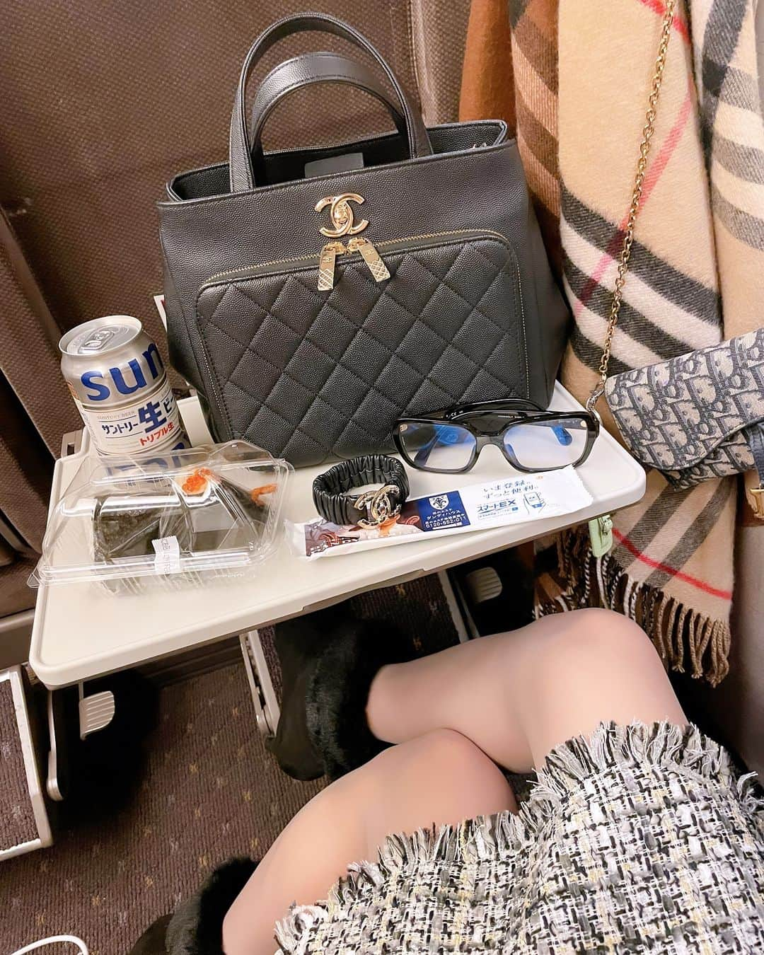 橘芹那さんのインスタグラム写真 - (橘芹那Instagram)「#私物紹介   ◻️BAG・メガネ・ブレス @chanelofficial #シャネル  ◻️ポンチョ @burberry #バーバリー  ◻️お財布 @dior #ディオール」11月21日 5時07分 - serinyangram