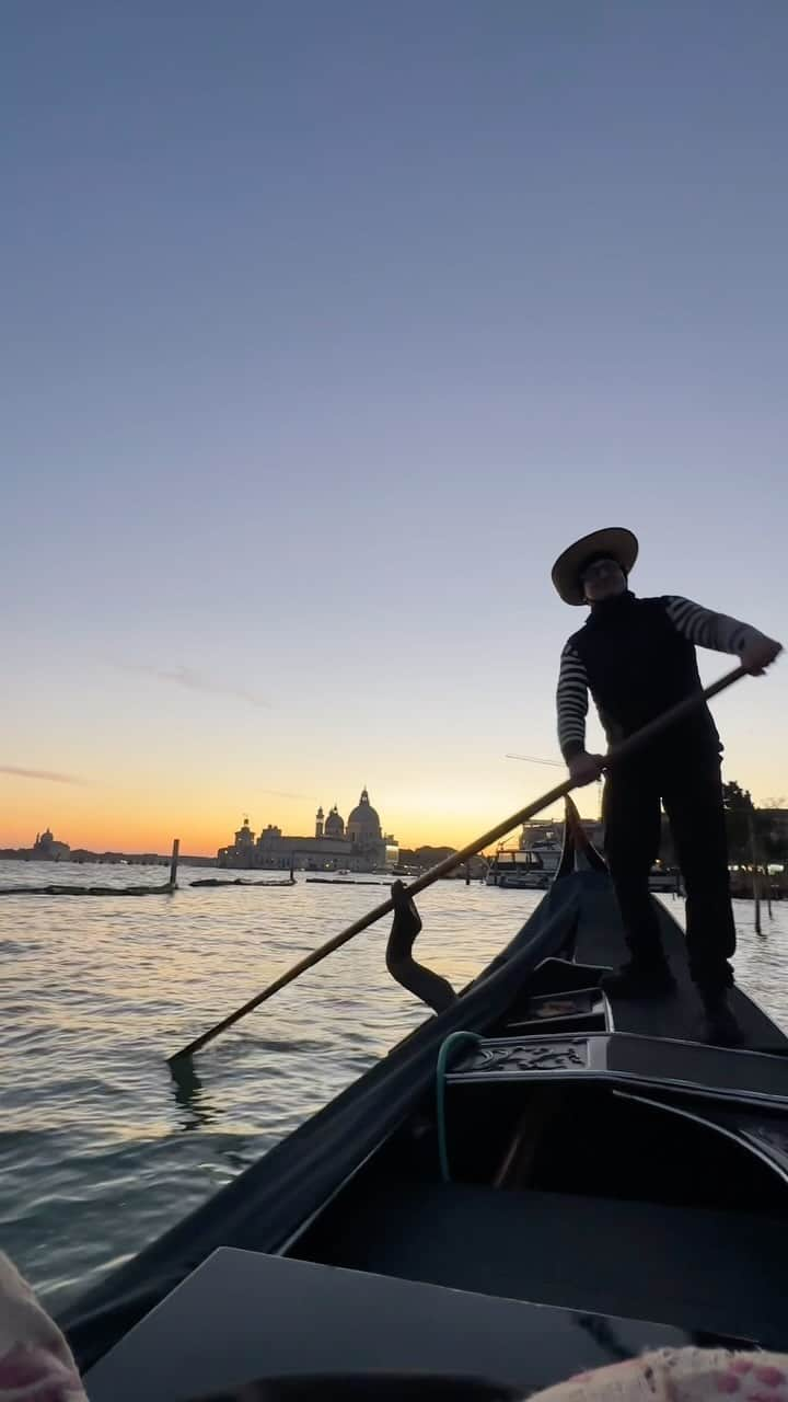 ケイティ・ロッツのインスタグラム：「Venice 🇮🇹 is as romantic as they say it is…❤️ @iamkyleschmid」