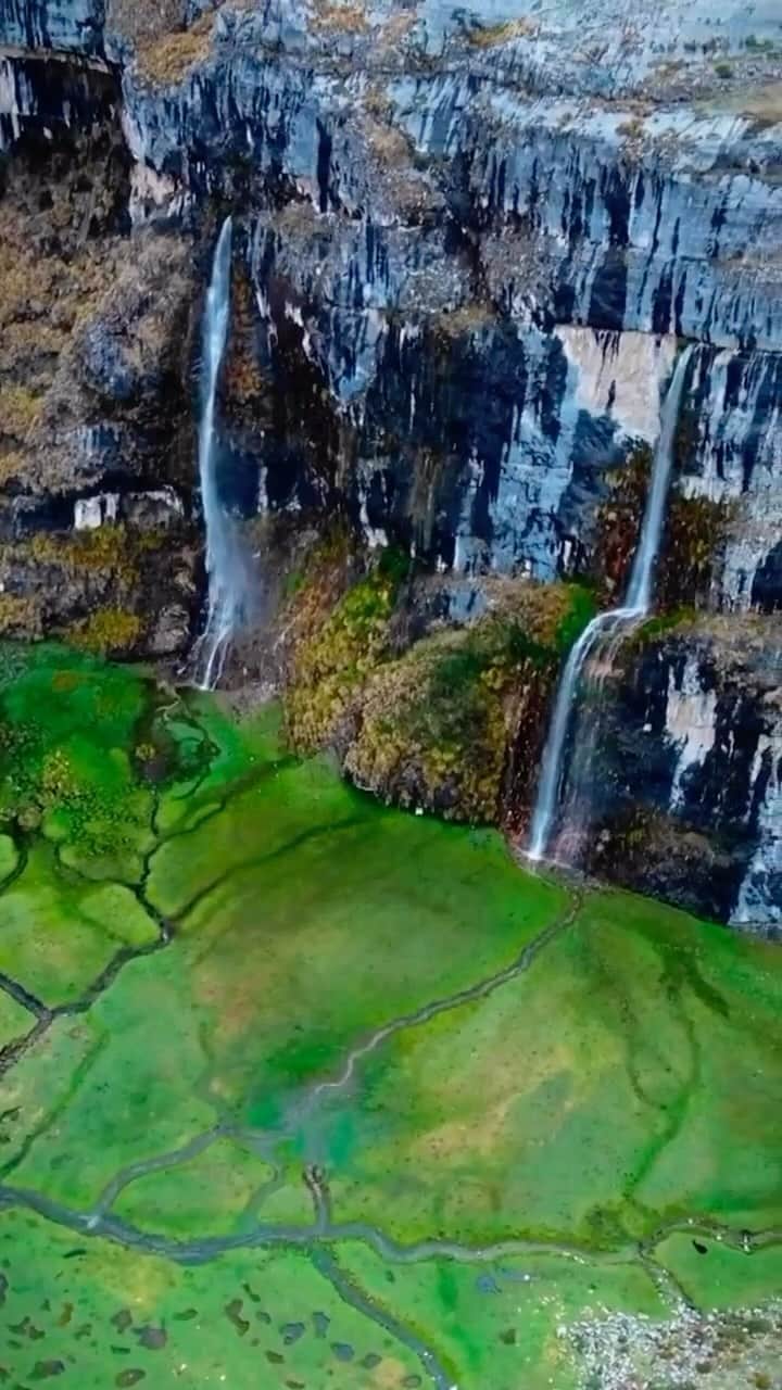 Instagramersのインスタグラム：「Enjoy with @igersperu 💚  Las impresionantes Cascadas de  Umaturco. ubicadas en el distrito de Circa. Estás hermosas cascadas forman hasta 4 caídas de más de 90 metros de altura rodeada de riachuelos por donde se le pueda apreciar y con una Laguna ubicada en la parte superior. . ❤️☁️🗻🍃  📷 @happy_trip_peru  🗺 @igersApurimac  🧔🏽 selección por @carliebeltran  Usa #igersperu #peru  #igersApurimac   #reels #reelsvideo #reelslovers  #Perú #LaComunidadPrimero #llovePeru #OrgullososDeSerPeruanos  #YTúQuéPlanes #viajarporperu  #peru  #reels #reelsvideo #reelslover #igerstube #igers」