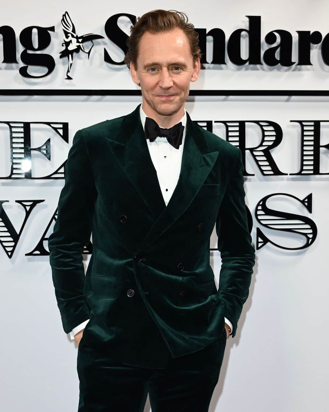 Polo Ralph Laurenのインスタグラム：「Styled in our #PoloRalphLauren double-breasted velvet suit, dress shirt, and bow tie, #TomHiddleston arrives at the 2023 Evening Standard Theatre Awards in London, England.  #PoloRLStyle #RLEditorials」