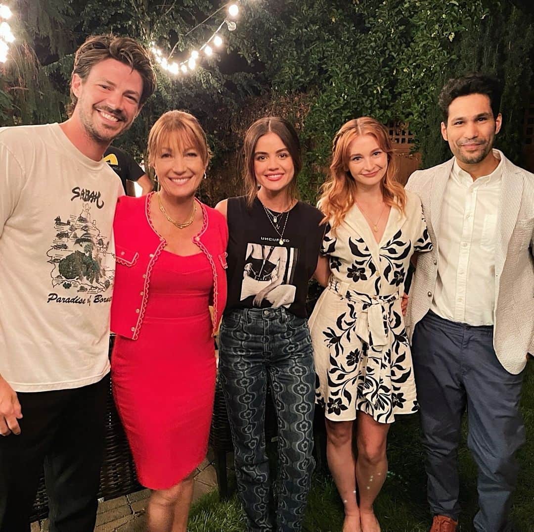 ジェーン・シーモアのインスタグラム：「Had a blast on the set of "Puppy Love" with these guys! 🎬🐶 ⁣ ⁣ It's a heartwarming journey filled with laughter, love, and of course, adorable furry friends. 🐕💕 ⁣ ⁣ Have you seen it yet? You can watch/rewatch on @amazonfreevee! 😁」