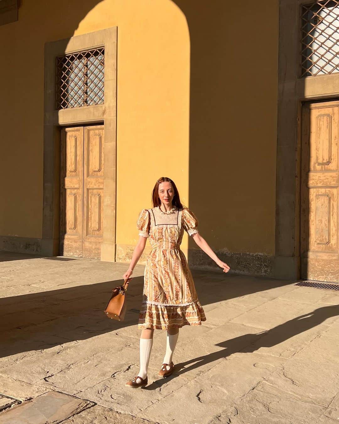 ベッキー・クルーエルのインスタグラム：「a quick trip to Florence to see the location of a very famous piece 🔎  I love Zoffany’s Tribuna of the Uffizi… this painting was considered gratuitous and grotesque in its excess, but for me I love the inception and the maximalism. It’s such an iconic and memorable piece, but did you know it’s based on a real collection and a real place?  The octagonal room in the Uffizi Gallery in Florence is the very same location which is captured in this piece! And can you recognise any of those tiny painstakingly painted paintings too?  It was ambitious to not only paint at your own level of skill, but also to emulate the skilled paintings of others, it makes my mind spin 😵‍💫  @uffizigalleries @royalcollectiontrust」