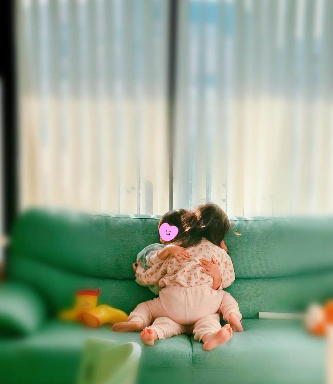 大山加奈さんのインスタグラム写真 - (大山加奈Instagram)「. 朝から母の涙腺を刺激してくる子たち。 お互いのことが大好きで 本当に仲良しで… . 双子って良いな ふたりが双子でよかったなと 心から感じる日々です。 . . 意思の疎通ができるようになったことや ふたりで遊んでいてくれるから 家事などする時間ができたことなど 自分の心に余裕ができてきたというのも 大きいだろうな。 . . 今本当に可愛くて… 叶うのならずっとこのままでいてほしい🥺💓 . . #双子#twins #ツインズ#双胎#双子出産 #双子育児 #ddtwins #dd双胎#多胎育児 #2歳9ヶ月」11月21日 10時59分 - kanaoyama0619