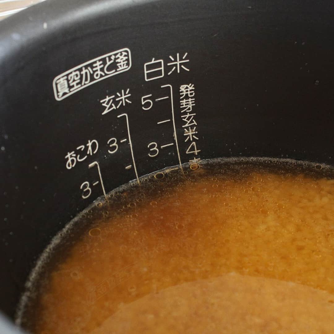 おうちごはん編集部さんのインスタグラム写真 - (おうちごはん編集部Instagram)「【切り干し大根とひじきの炊き込みご飯】#レシピ あり▼  栄養もうま味もたっぷり‼おかず要らずでも大満足😋  栄養の宝庫である乾物を主食に取り入れた炊き込みご飯🍚 ほとんど手間なしでできあがる絶品味ご飯ですよ👍  --------👇レシピ👇---------  切り干し大根とひじきの炊き込みご飯  ▼材料（4人分）  ・米……2合 ・乾燥ひじき……10g ・切り干し大根……30g ・人参……1/4本 ・油揚げ……1枚  【A】 ・醤油……大さじ2 ・みりん……大さじ1 ・砂糖……大さじ1 ・顆粒だし……小さじ2 ・ごま油……大さじ1 ・塩……小さじ1/2  ▼作り方  1. お米は研いで30分水に浸し、ざるにあげて水を切る。乾燥ひじき・切り干し大根は袋の表記通りに戻しておく。人参は千切り、油揚げは短冊切りにする。  2. 炊飯釜にお米とAを入れ、2合の目盛りまで水を足す。  3. 具材をすべて入れ、炊飯スイッチON。  4. 炊き上がったらさっくり混ぜて出来上がり〜！  photo by @a.jinja  🔽「切り干し大根とひじきの炊き込みご飯」のレシピは、おうちごはんの記事でもご紹介しています！ https://ouchi-gohan.jp/3005/  ------------------ ◆このレシピを作ってみたいと思った方は「保存📄」を、おいしそうと思った方はぜひ「いいね♥」してね😚  ◆ #おうちごはんLover を付けて投稿するとおうちごはんの記事やこのアカウント、おうちごはん発信のトレンドリリースなどでご紹介させていただくことがございます。スタッフが毎日楽しくチェックしています♪ ------------------  #おうちごはんlover #おうちごはんラバー #ouchigohanlover #ouchigohan  #あしたのおうちごはん #おうちごはん #recipe #レシピ #炊き込みごはん #乾物 #切干大根 #切り干し大根 #ひじき #混ぜごはん #炊飯器 #栄養豊富 #主食 #献立 #晩御飯 #お弁当 #おにぎり #味ごはん」11月21日 11時00分 - ouchigohan.jp