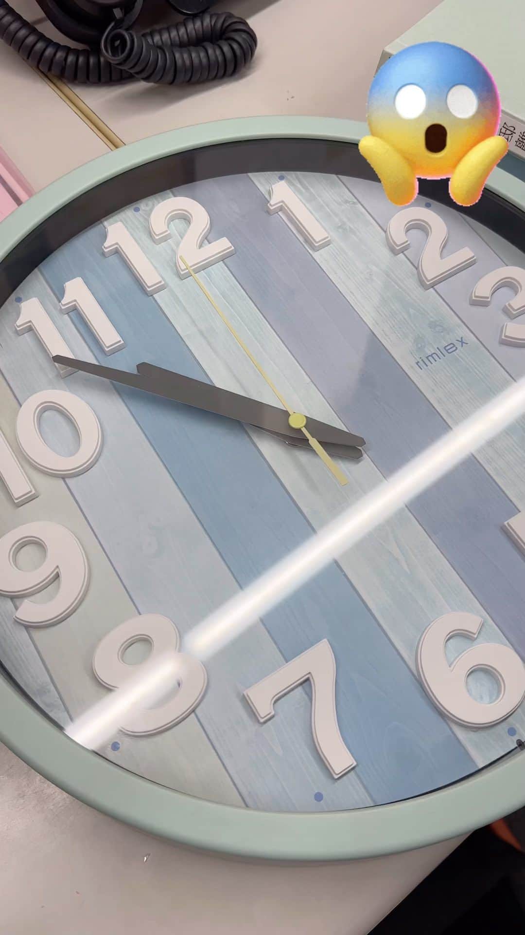 木の家ミヤシタのインスタグラム：「ポルターガイスト！！！？  時計がくるくる回ってます😳  電池切れでした😅  #時計 #オカルト #クルクル回る #楽しい #仕事も楽しむ #怪奇現象 #株式会社宮下 #神戸市北区の設計事務所 #工務店の日常」