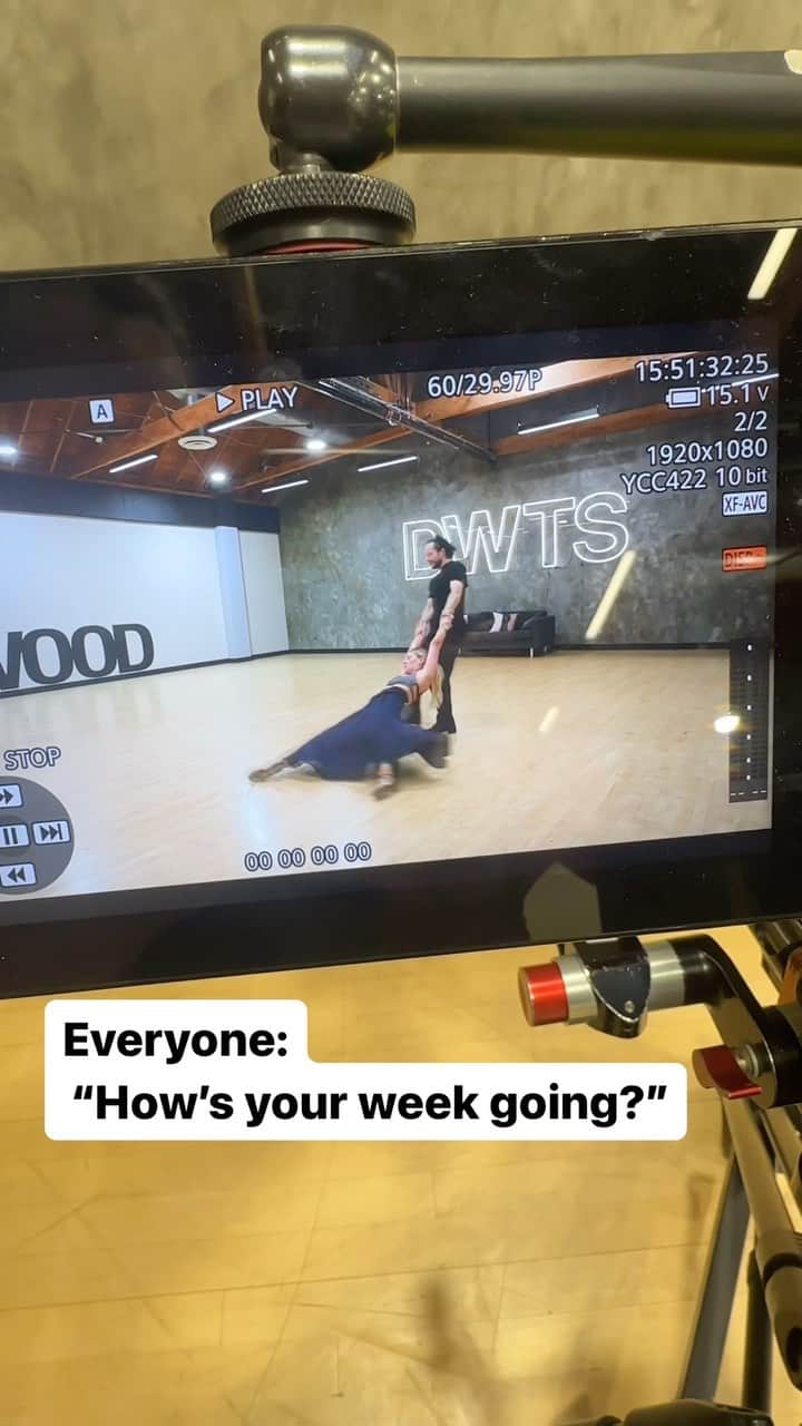 アリアナ・マディックスのインスタグラム：「Tune in tmrw to “Bowling with the Stars”🎳😅」