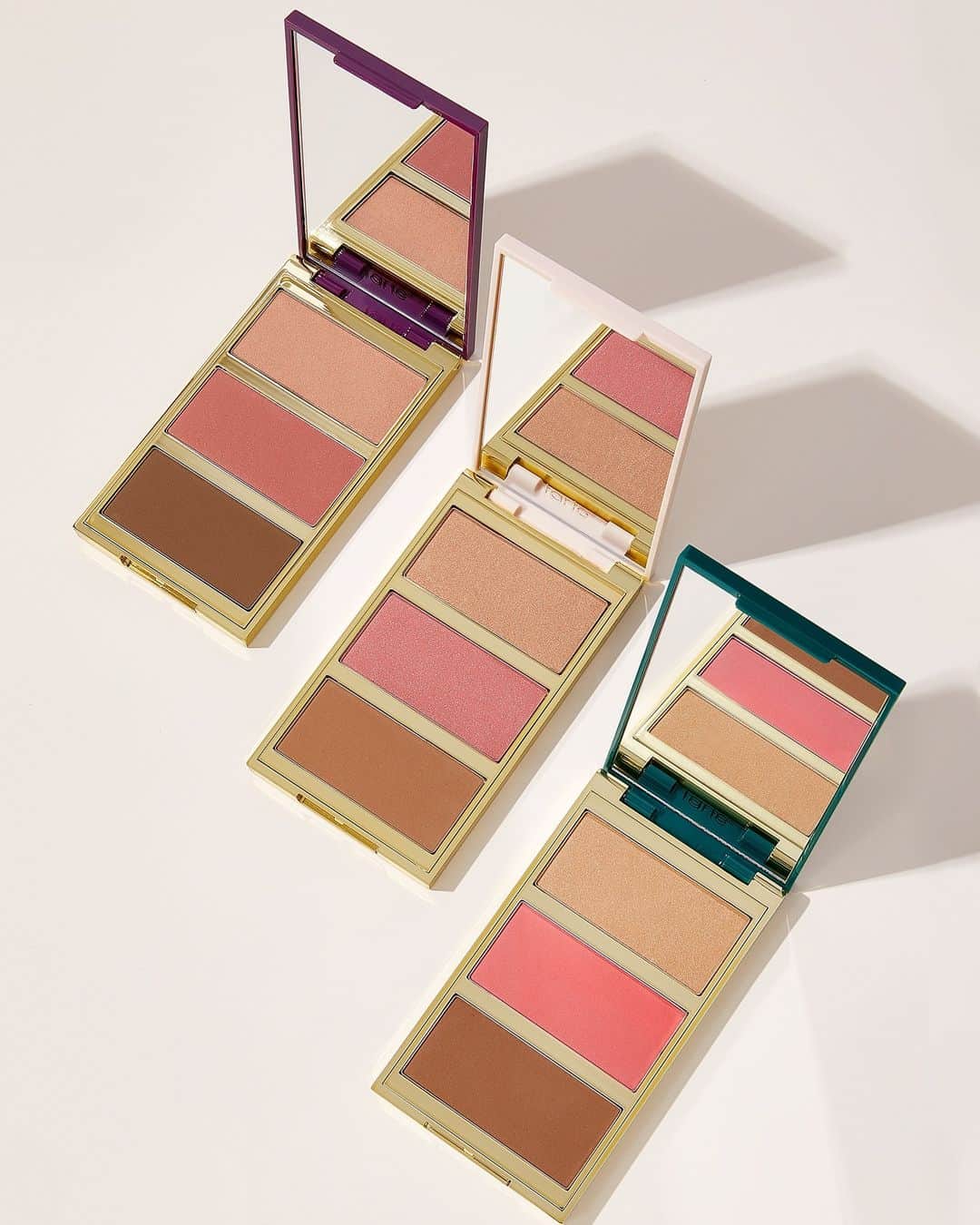 のインスタグラム：「Treat your cheeks to a party in a palette! 💗 Our Amazonian clay party palette cheek set is the ultimate all-in-1 sculpt, blush & glow palette is perfect for you & 2 of your besties (or all 3 for you). 😏  Shop the holiday set on tarte.com for 30% off. ✨🤍  #tartecosmetics #rethinknatural #cyberweeksale」