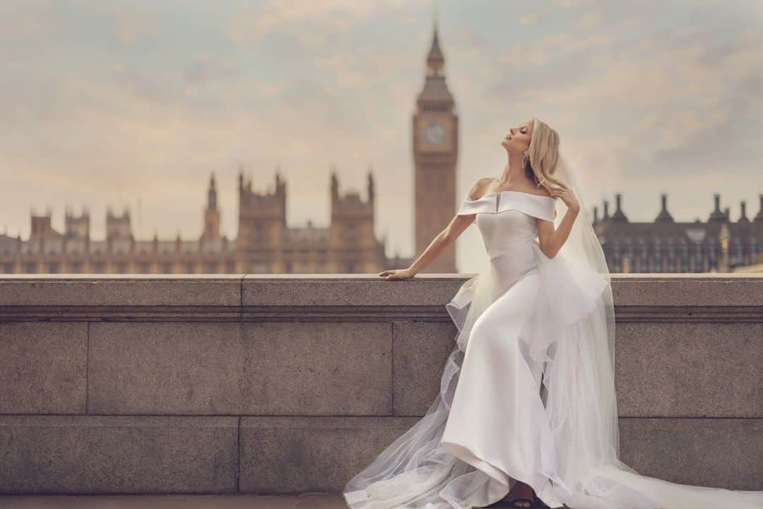 CANON USAのインスタグラム：「Photo by #CanonExplorerOfLight @salcincotta: "Bridal portraits in the heart of London. Composition, leading lines, elegant posing, and the impact of the Canon RF50mm F1.2 L USM lens, all working together helped me create a timeless piece that I am proud to have in my portfolio of destination work. By photographing at f/1.2 for this shot, the background blurs, creating a painterly effect and allowing my subject to really stand out."  📸 #Canon EOS R5 Lens: RF50mm F1.2 L USM」