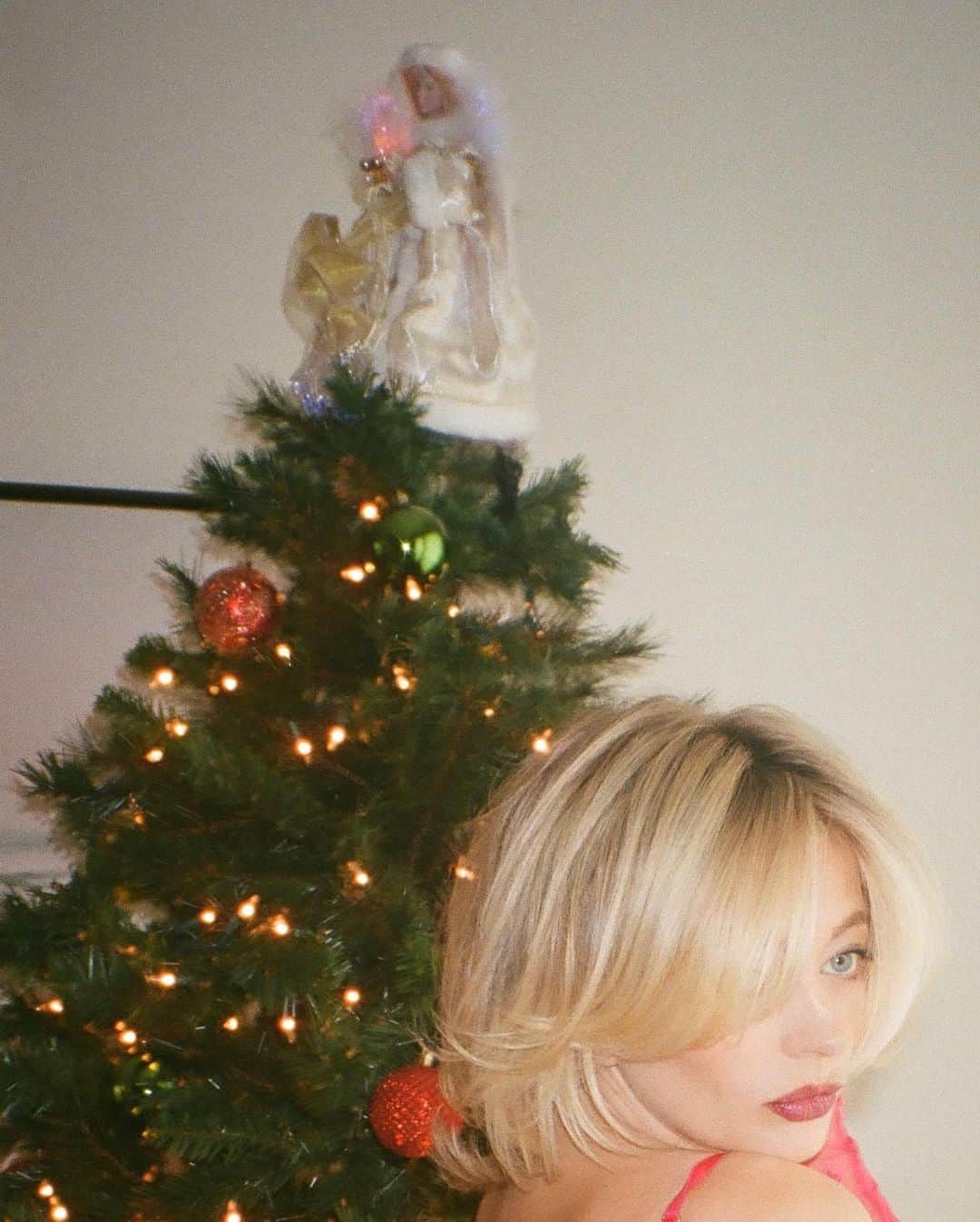 キャロライン・ヴリーランドのインスタグラム：「Most recent film roll 🎄❤️‍🔥🎄」