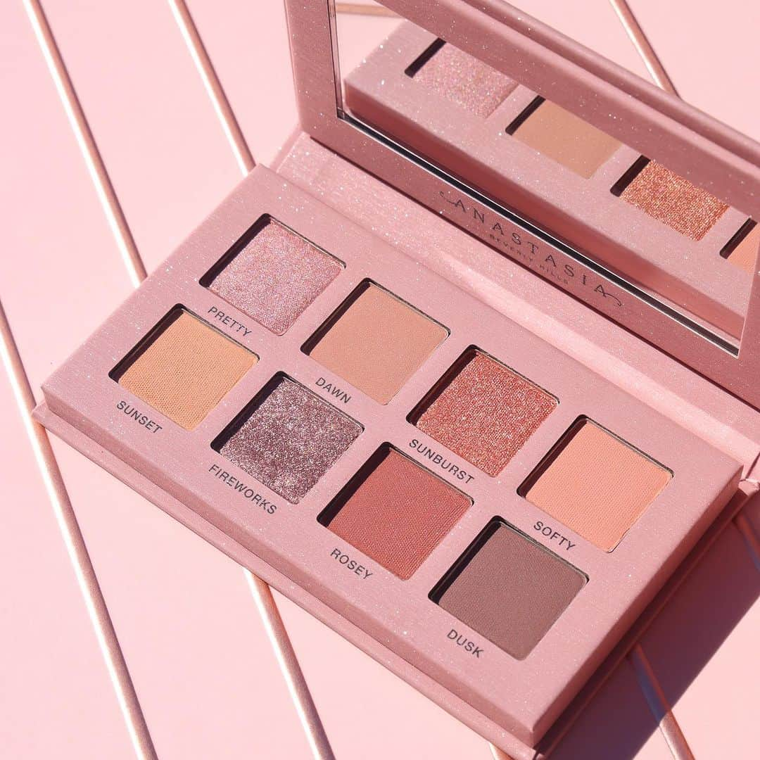 Anastasia Beverly Hillsのインスタグラム：「Pretty in pink 💝 Get our Mini Glam to Go Palette — and many more ABH faves — in our NEW Home for the Holidays set, available exclusively at AnastasiaBeverlyHills.com! 💫  📸: @maquillageitup (she/her)  #AnastasiaBeverlyHills」