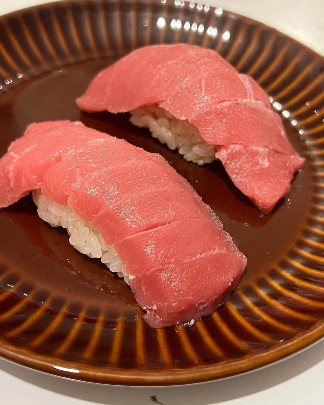 甘糟記子さんのインスタグラム写真 - (甘糟記子Instagram)「日曜日の夕飯は豊洲祭り\(//∇//)\  みんなで手巻き寿司！  ネタがいいから、にぎり風にしたらその辺の鮨屋より美味しいよね（笑）  いつも行く鮪屋さんに感謝(≧∀≦) @kiyofumiakiyama   白子はいつもウニを買うお店で量り売りしてくれるから、欲しい量だけ購入。 @y_imaix  パックしかない時は結構な量あるから、グラタンとかにして最後は締めるんだけど、今回は白子ポン酢に！ まだ残ってるのはムニエルにしようかな〜(๑˃̵ᴗ˂̵) そして今回の塩水雲丹、身もしっかりしてて甘くて美味しかった！  イクラもほぐしたてのパラパラ感が好き！  スーパーとかで売ってたり、時間がたつと少しねっとり感が出てくるからね。  これはほくじの労力の賜物です（笑）  お漬物は築地の吉岡屋さんのカツオ牛蒡！ @yoshiokaya_info  いろんなお鮨屋さんで、このカツオ牛蒡に出会いました！ 食べた瞬間いつも、あ、吉岡屋さんのだってわかるよね(〃ω〃) ちなみに、うかい亭でも出てきたな〜。 もうこれだけでパリポリいけるやつ！！ 市場が豊洲に引っ越して、吉岡屋さんは豊洲にお店を出さなかったので残念とおもってたら、やはり皆さんそう思う方が多かったみたいで、お願いしておくと豊洲の場内まで持ってきてくれるんです(๑>◡<๑)  ありがたいわ〜！  ほんと、皆さんのおかげでいつも我が家はご馳走にありつけてる！！  また次回も楽しみにしてまーす\(//∇//)\  #甘糟ご飯#ご飯#おうちご飯#家ご飯#ご馳走#豊洲市場#感謝#ありがとう#美味しかった」11月21日 5時55分 - norihey924