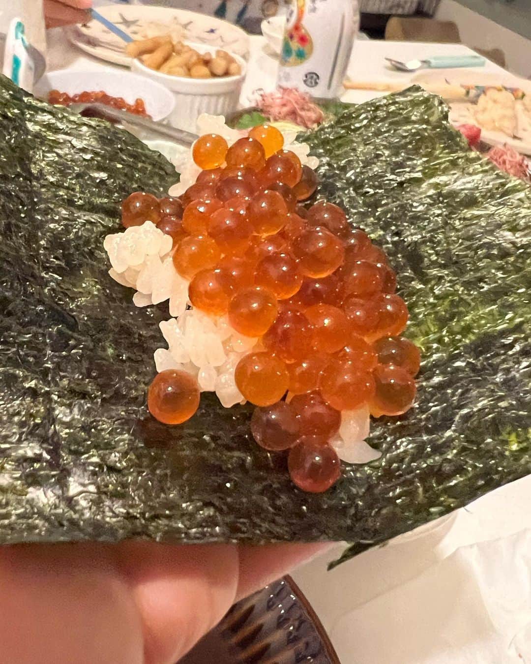 甘糟記子さんのインスタグラム写真 - (甘糟記子Instagram)「日曜日の夕飯は豊洲祭り\(//∇//)\  みんなで手巻き寿司！  ネタがいいから、にぎり風にしたらその辺の鮨屋より美味しいよね（笑）  いつも行く鮪屋さんに感謝(≧∀≦) @kiyofumiakiyama   白子はいつもウニを買うお店で量り売りしてくれるから、欲しい量だけ購入。 @y_imaix  パックしかない時は結構な量あるから、グラタンとかにして最後は締めるんだけど、今回は白子ポン酢に！ まだ残ってるのはムニエルにしようかな〜(๑˃̵ᴗ˂̵) そして今回の塩水雲丹、身もしっかりしてて甘くて美味しかった！  イクラもほぐしたてのパラパラ感が好き！  スーパーとかで売ってたり、時間がたつと少しねっとり感が出てくるからね。  これはほくじの労力の賜物です（笑）  お漬物は築地の吉岡屋さんのカツオ牛蒡！ @yoshiokaya_info  いろんなお鮨屋さんで、このカツオ牛蒡に出会いました！ 食べた瞬間いつも、あ、吉岡屋さんのだってわかるよね(〃ω〃) ちなみに、うかい亭でも出てきたな〜。 もうこれだけでパリポリいけるやつ！！ 市場が豊洲に引っ越して、吉岡屋さんは豊洲にお店を出さなかったので残念とおもってたら、やはり皆さんそう思う方が多かったみたいで、お願いしておくと豊洲の場内まで持ってきてくれるんです(๑>◡<๑)  ありがたいわ〜！  ほんと、皆さんのおかげでいつも我が家はご馳走にありつけてる！！  また次回も楽しみにしてまーす\(//∇//)\  #甘糟ご飯#ご飯#おうちご飯#家ご飯#ご馳走#豊洲市場#感謝#ありがとう#美味しかった」11月21日 5時55分 - norihey924
