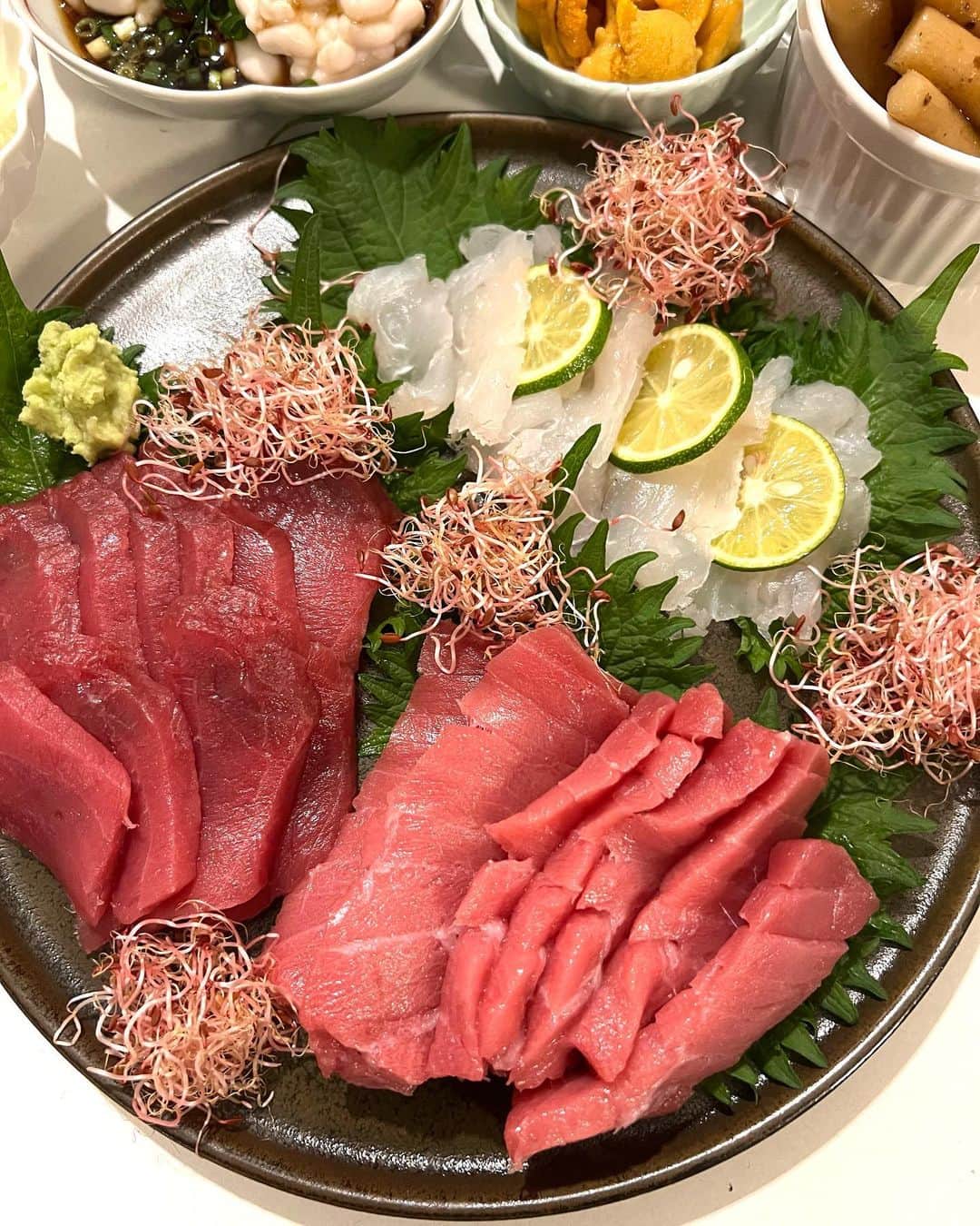 甘糟記子さんのインスタグラム写真 - (甘糟記子Instagram)「日曜日の夕飯は豊洲祭り\(//∇//)\  みんなで手巻き寿司！  ネタがいいから、にぎり風にしたらその辺の鮨屋より美味しいよね（笑）  いつも行く鮪屋さんに感謝(≧∀≦) @kiyofumiakiyama   白子はいつもウニを買うお店で量り売りしてくれるから、欲しい量だけ購入。 @y_imaix  パックしかない時は結構な量あるから、グラタンとかにして最後は締めるんだけど、今回は白子ポン酢に！ まだ残ってるのはムニエルにしようかな〜(๑˃̵ᴗ˂̵) そして今回の塩水雲丹、身もしっかりしてて甘くて美味しかった！  イクラもほぐしたてのパラパラ感が好き！  スーパーとかで売ってたり、時間がたつと少しねっとり感が出てくるからね。  これはほくじの労力の賜物です（笑）  お漬物は築地の吉岡屋さんのカツオ牛蒡！ @yoshiokaya_info  いろんなお鮨屋さんで、このカツオ牛蒡に出会いました！ 食べた瞬間いつも、あ、吉岡屋さんのだってわかるよね(〃ω〃) ちなみに、うかい亭でも出てきたな〜。 もうこれだけでパリポリいけるやつ！！ 市場が豊洲に引っ越して、吉岡屋さんは豊洲にお店を出さなかったので残念とおもってたら、やはり皆さんそう思う方が多かったみたいで、お願いしておくと豊洲の場内まで持ってきてくれるんです(๑>◡<๑)  ありがたいわ〜！  ほんと、皆さんのおかげでいつも我が家はご馳走にありつけてる！！  また次回も楽しみにしてまーす\(//∇//)\  #甘糟ご飯#ご飯#おうちご飯#家ご飯#ご馳走#豊洲市場#感謝#ありがとう#美味しかった」11月21日 5時55分 - norihey924