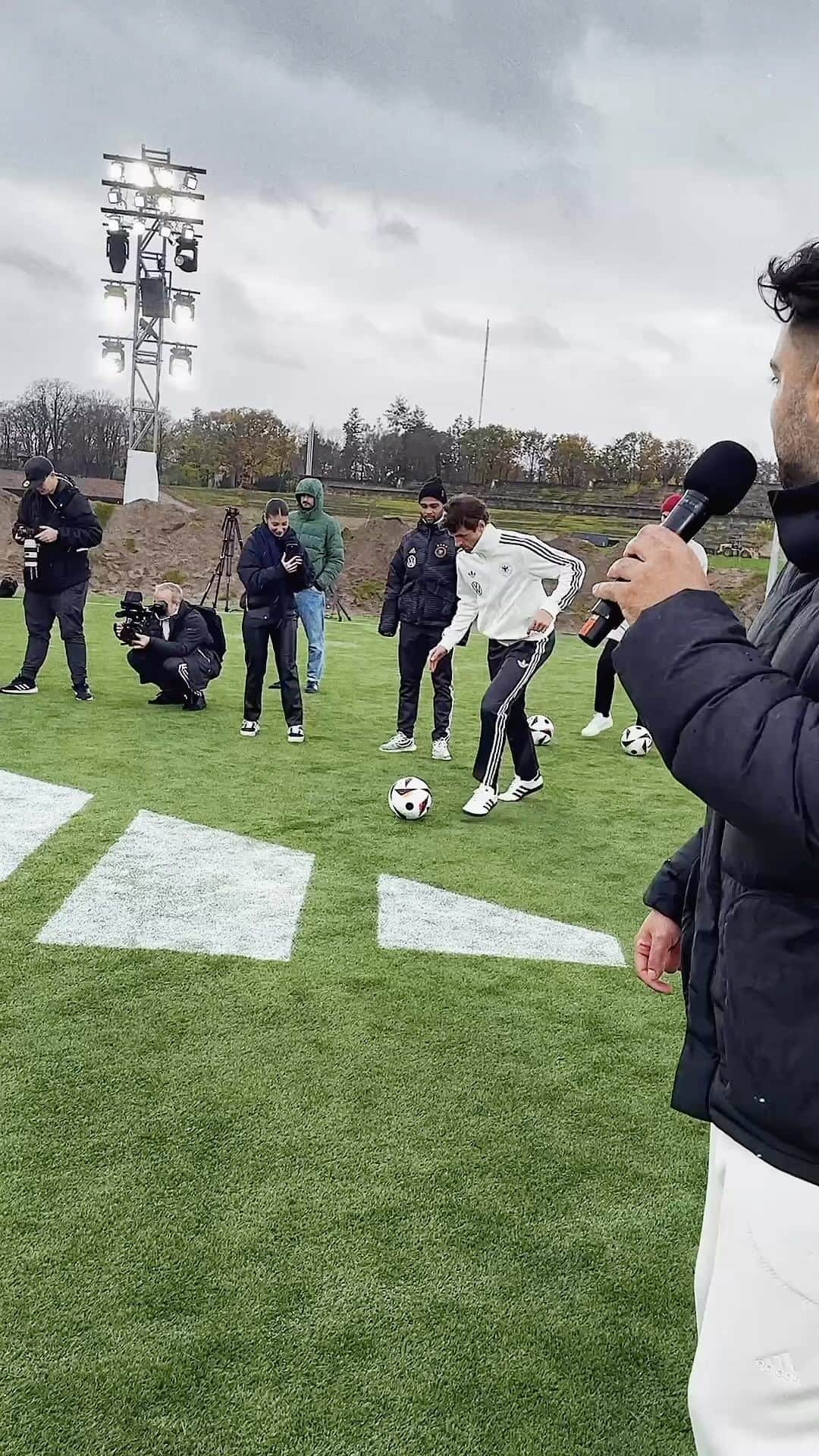 マッツ・フメルスのインスタグラム：「Fussballliebe ⚽️ @adidasfootball」