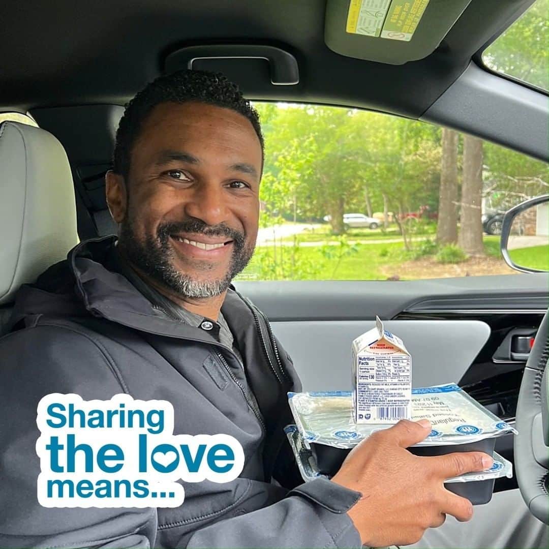 Subaru of Americaのインスタグラム：「Cal, a Subaru retail employee, volunteers with @MealsonWheelsAmerica, delivering meals and companionship to homebound individuals.   When asked about the impact of his work, Cal shared his heartfelt experience: “It's gratifying to step away from the busyness of life, connect with those in need on a human level, and truly make a difference."   Just one of many stories made possible by the Subaru #ShareTheLove Event. #MoreThanACarCompany」