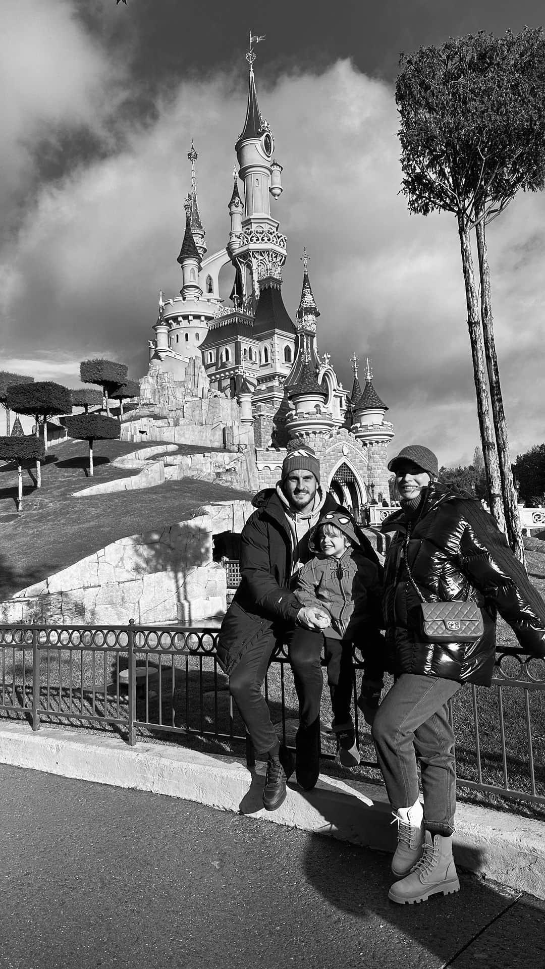 コケのインスタグラム：「¡Fin de semana inigualable en familia , vivir las primeras veces de Leo con la misma ilusión que cuando éramos nosotros también niños ha sido increible ! Volveremos   @disneydestinos #DisneyLandParis」