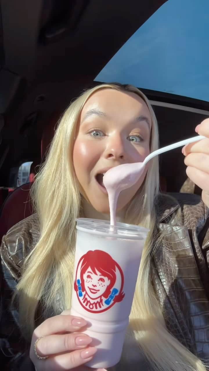 トーリ・ウェブスターのインスタグラム：「When limited edition flavours come to Canada 🤝🏻  @wendyscanada really said “happy holidays” with a new limited edition peppermint frosty 🥶☃️❄️🍦   ohhh and did I mention she’s pink & delicious?!? 🤪  #tastetest #dessert #frosty #holidayrecipes #peppermint #desserts #dessertlover #icecream #holidaybaking」