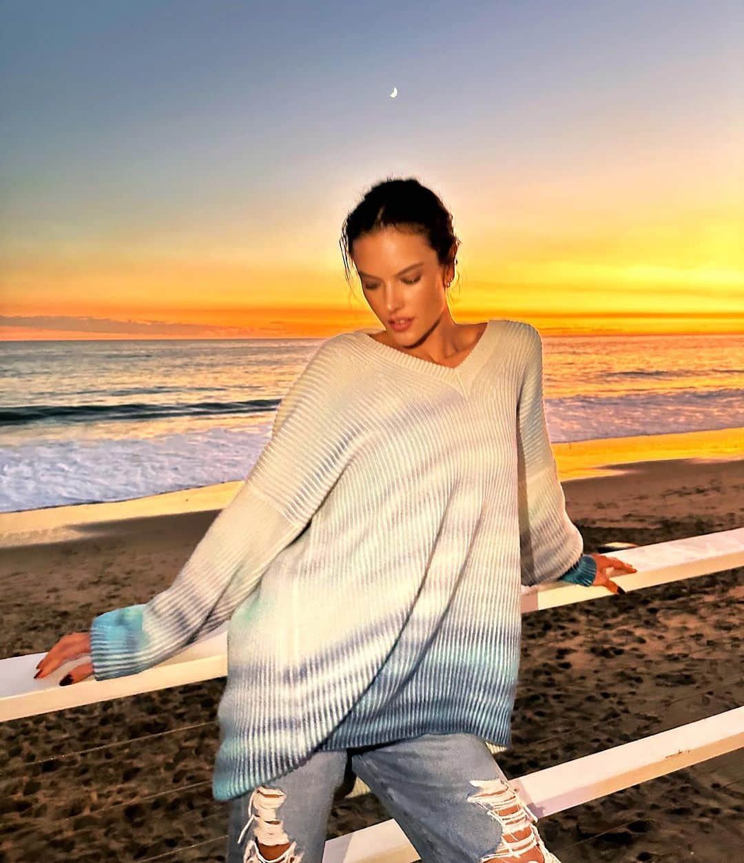 アレッサンドラ・アンブロジオのインスタグラム：「sunset 🌙💭🩵」